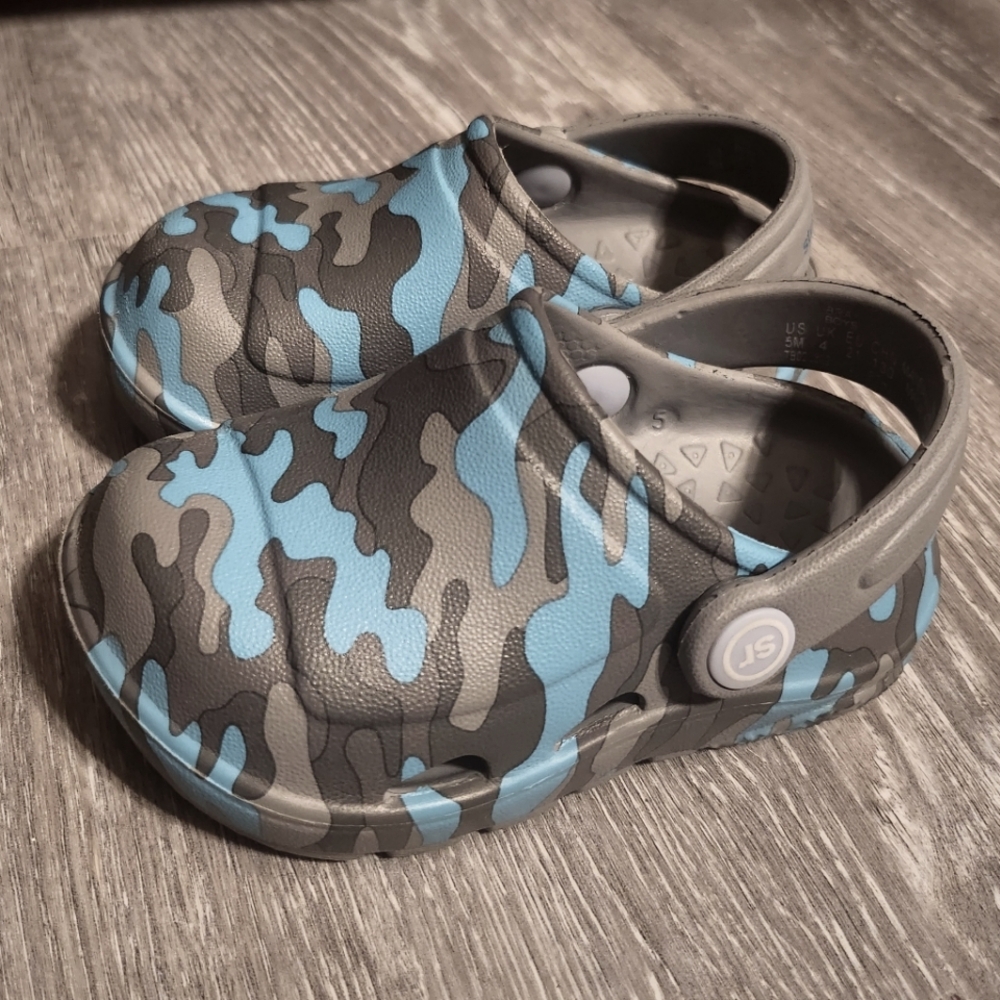 Fun Size 5 blue and gray camo Sandals